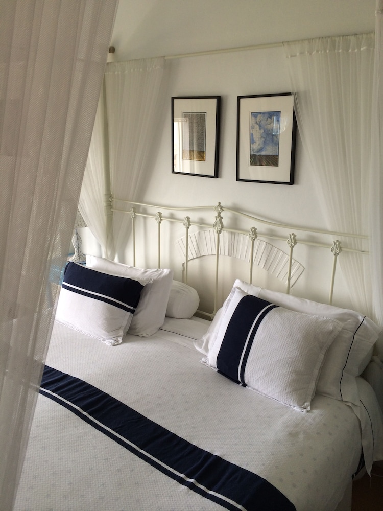 Blue On Blue Bed And Breakfast 5/36