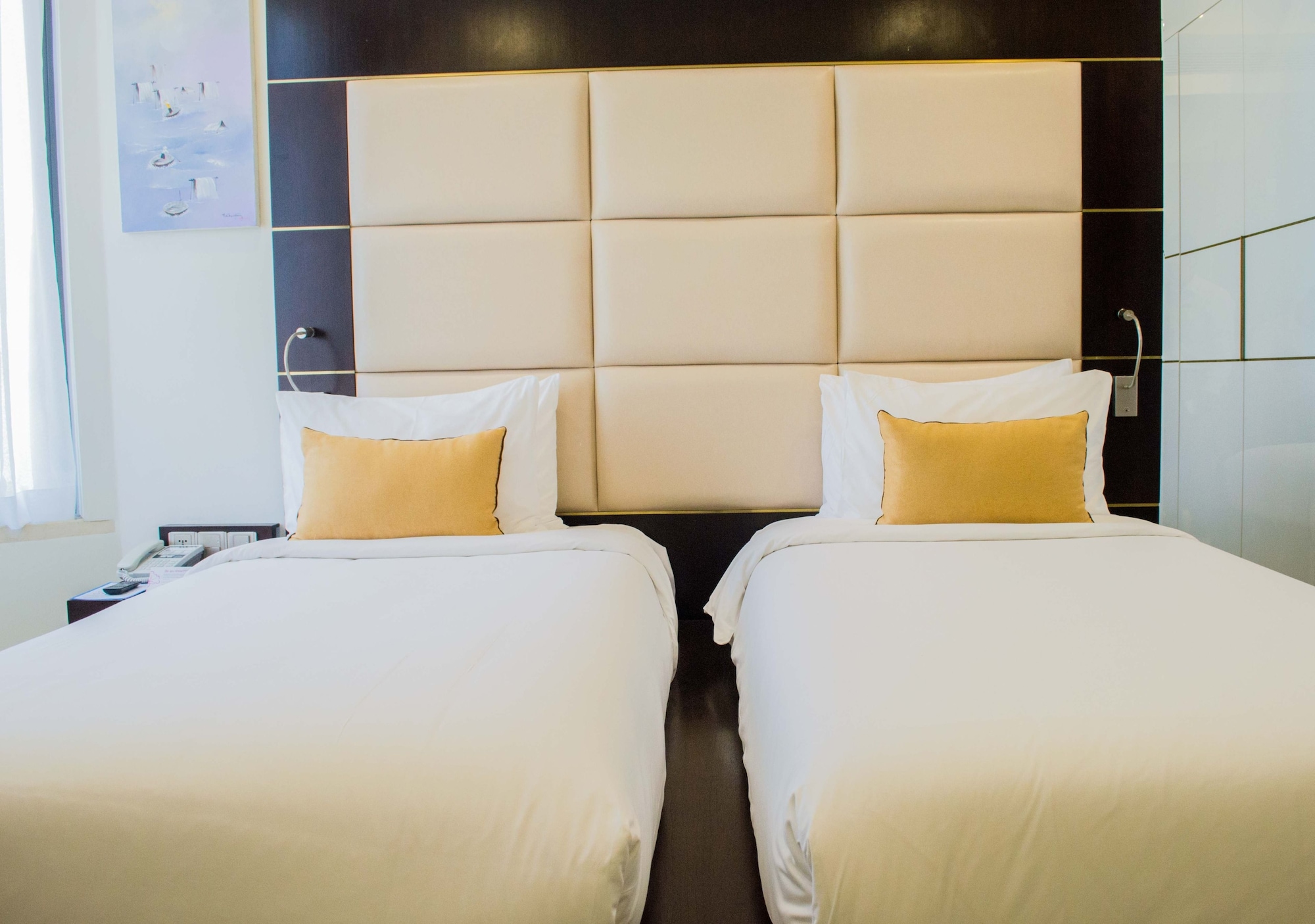 Deluxe, Twin Beds, City View, Holiday Beach Hotel Danang 5/10