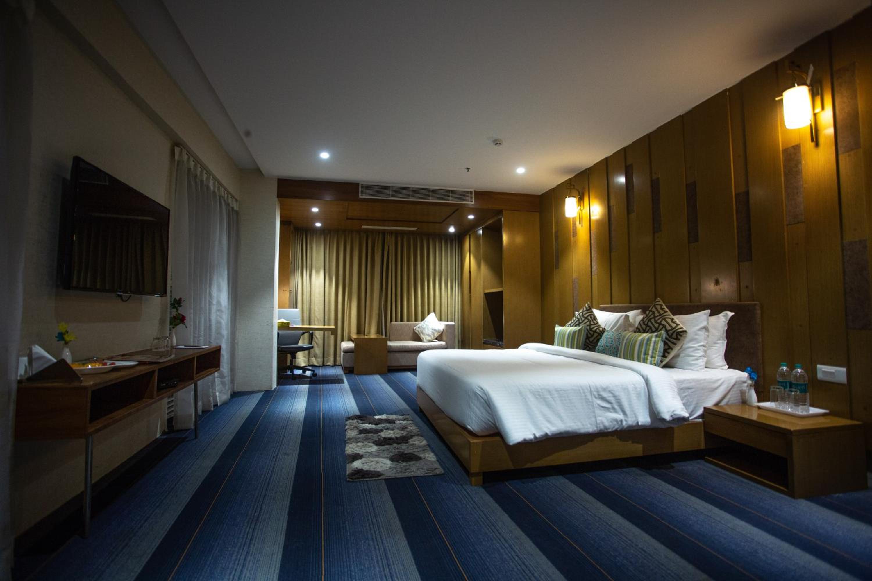 Room, King Bed, Skyline View