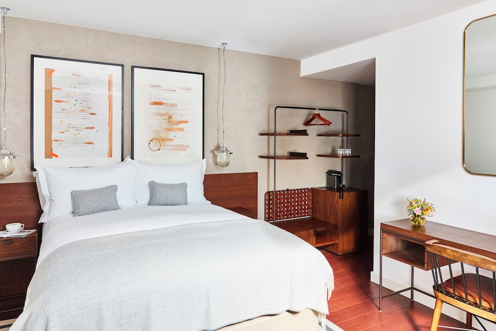 PREMIUM, QUEEN BED