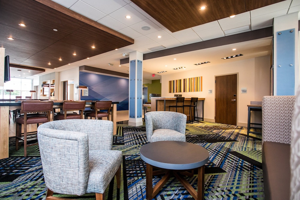 Holiday Inn Express & Suites Rehoboth Beach 40/51