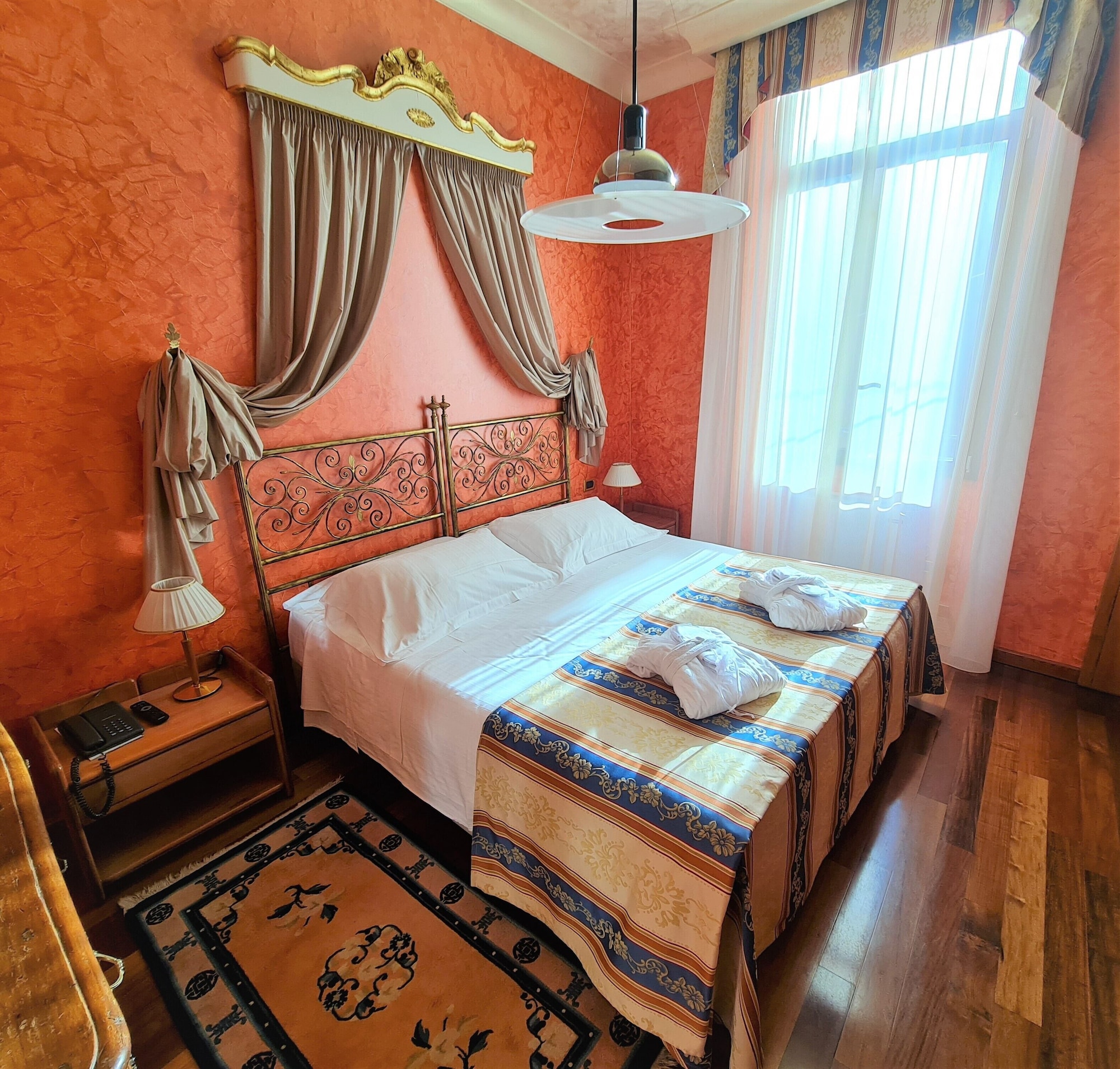 SUPERIOR, DOUBLE OR TWIN BED