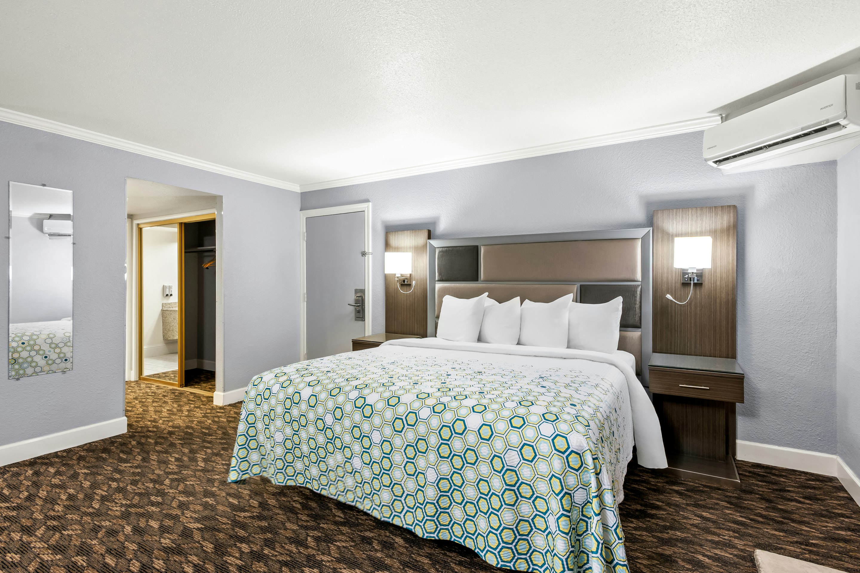 Suite, King Bed, Pool Side