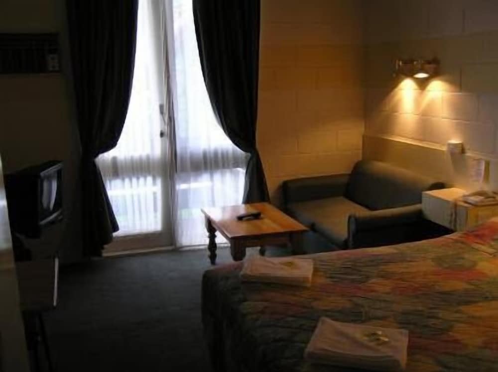 Pathfinder Motel 30/50