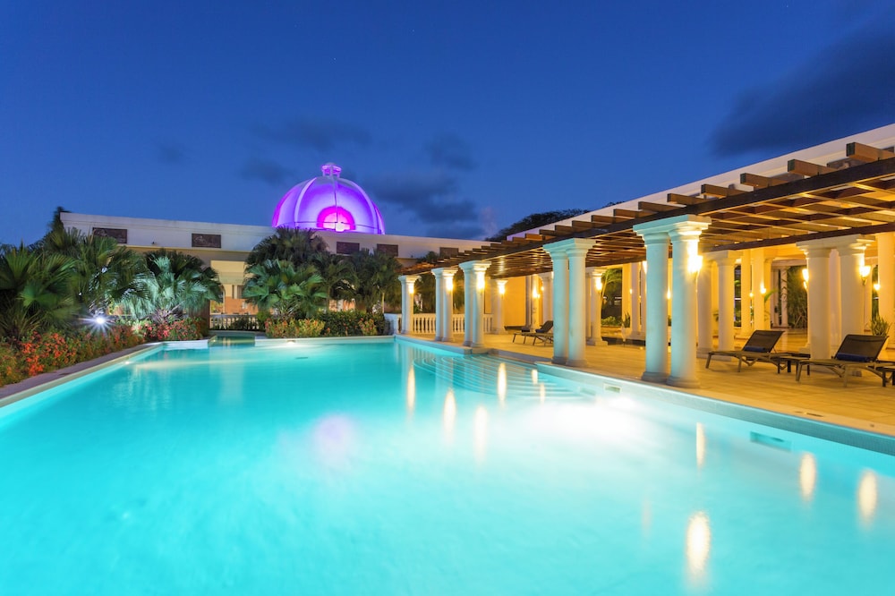The Signature Level at Grand Palladium Lady Hamilton Resort & Spa 4/48