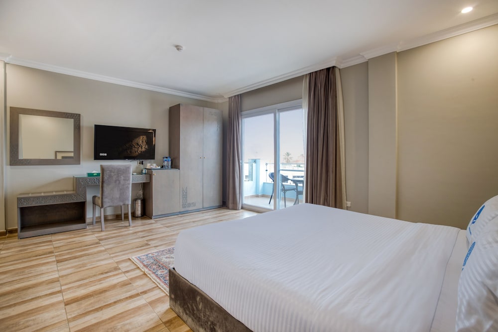 Suite, King Bed, Panoramic Pyramids View, Balcony