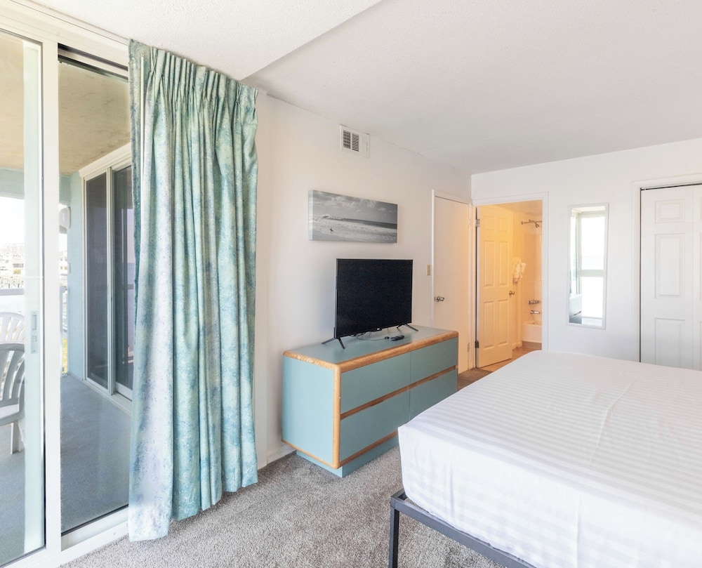 2 Bedrooms, Condo, Standard, King and Queen Bed, Single Bed, Bay View, Sofa, Balcony، Bay Club Resort 3/9