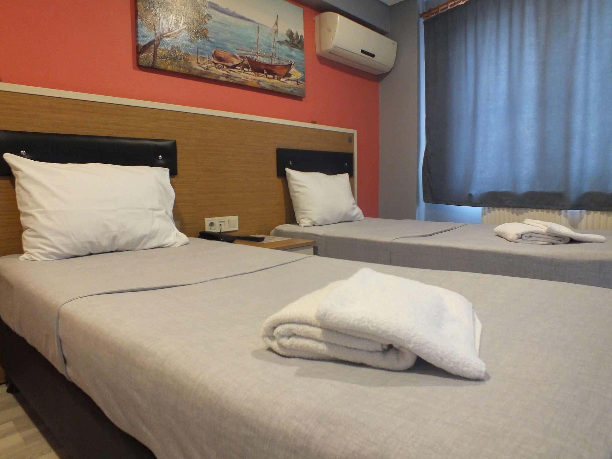 DELUXE, TWIN BEDS
