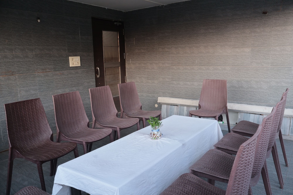 OYO Rooms Thaltej SG Highway 39/51