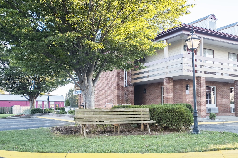 Red Roof Inn Uhrichsville 1/33