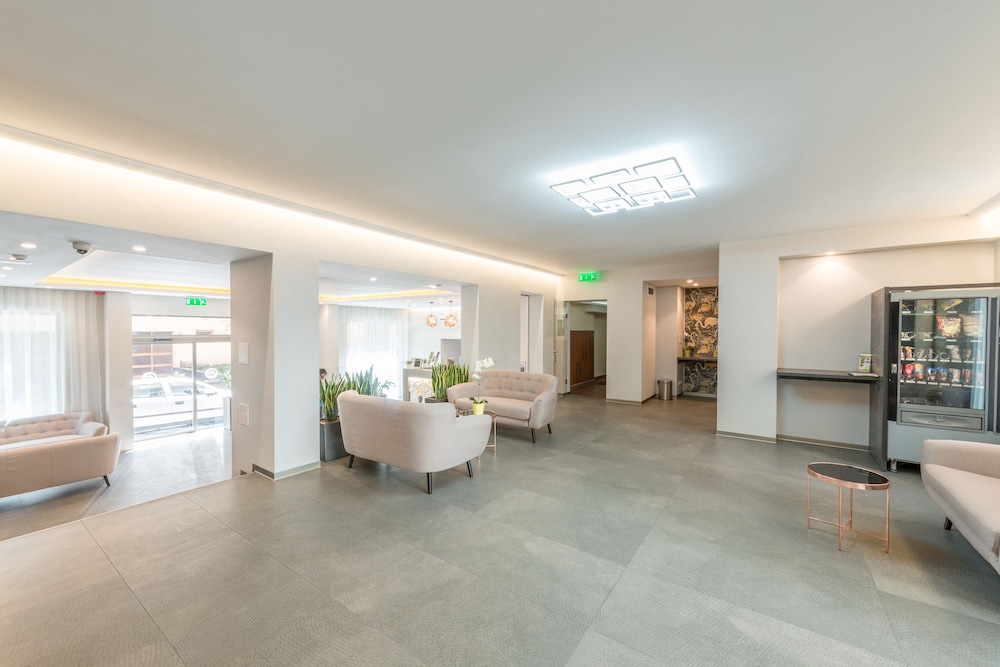 Corvin Plaza Apartments And Suites 11/54