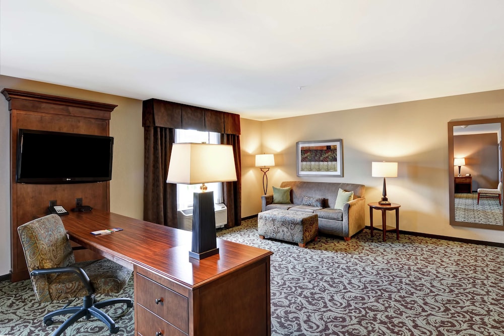 Hampton Inn and Suites New Hartford 48/64