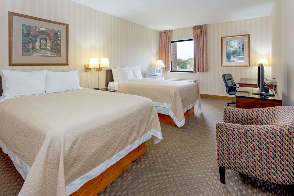 Days Inn & Suites By Wyndham Northwest Indianapolis 9/40