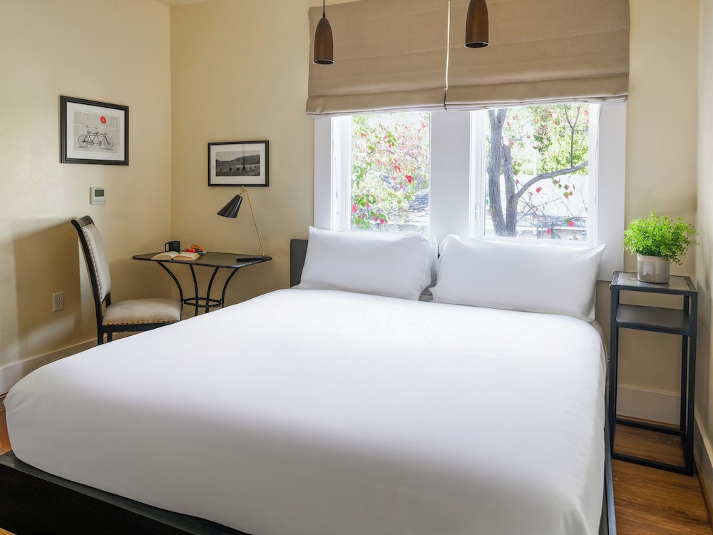 Spa, Petite, King Bed