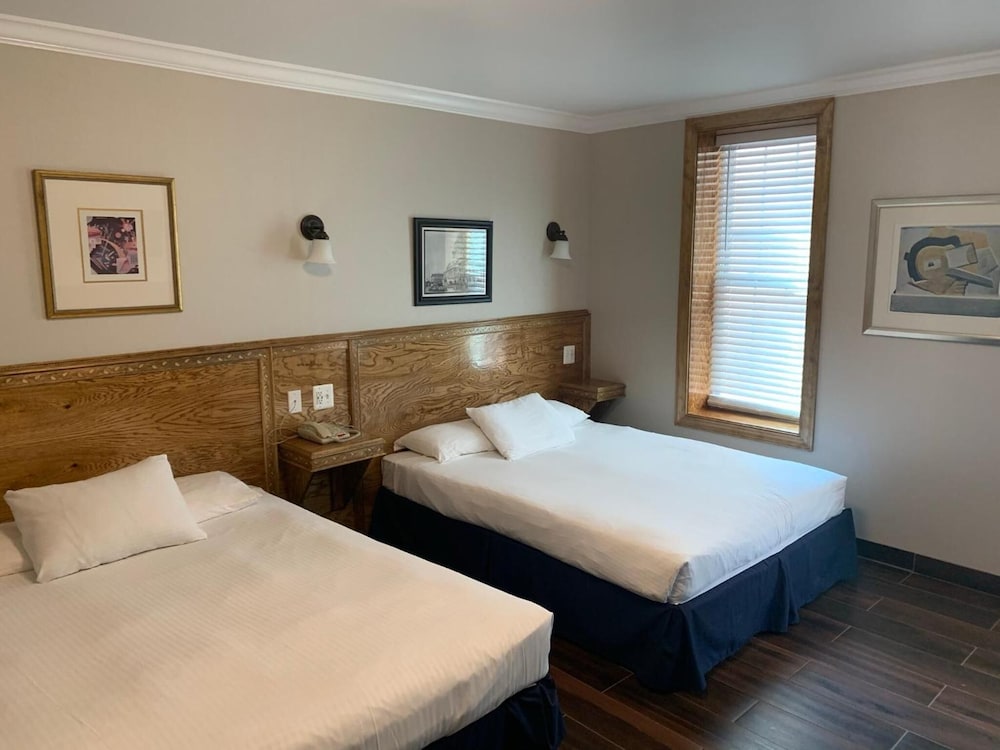 District Hotel 16/59