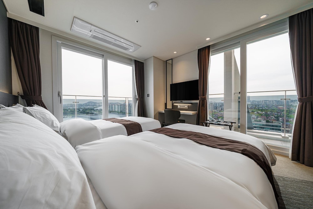 FAMILY, TWIN BEDS