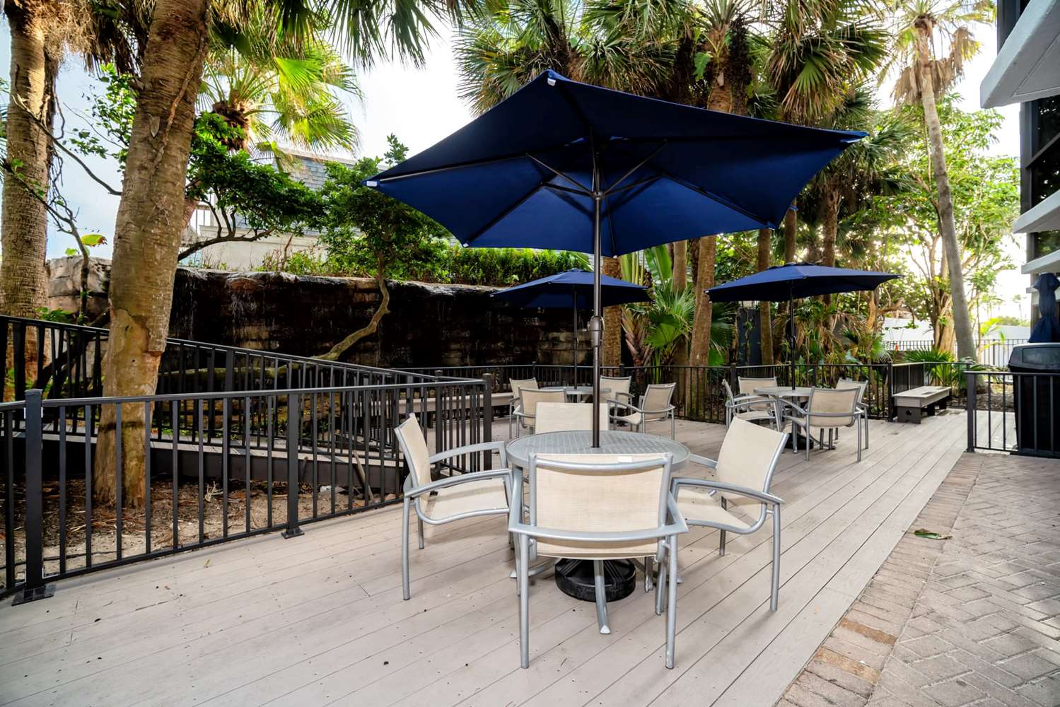 La Quinta Inn & Suites by Wyndham Cocoa Beach Oceanfront 34/54