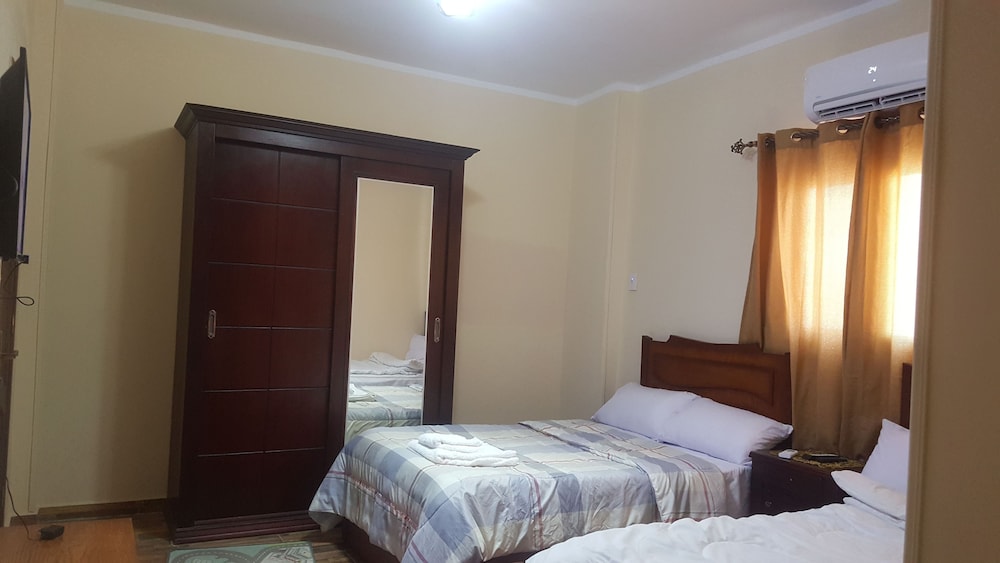 Royal Pyramids Inn 23/50