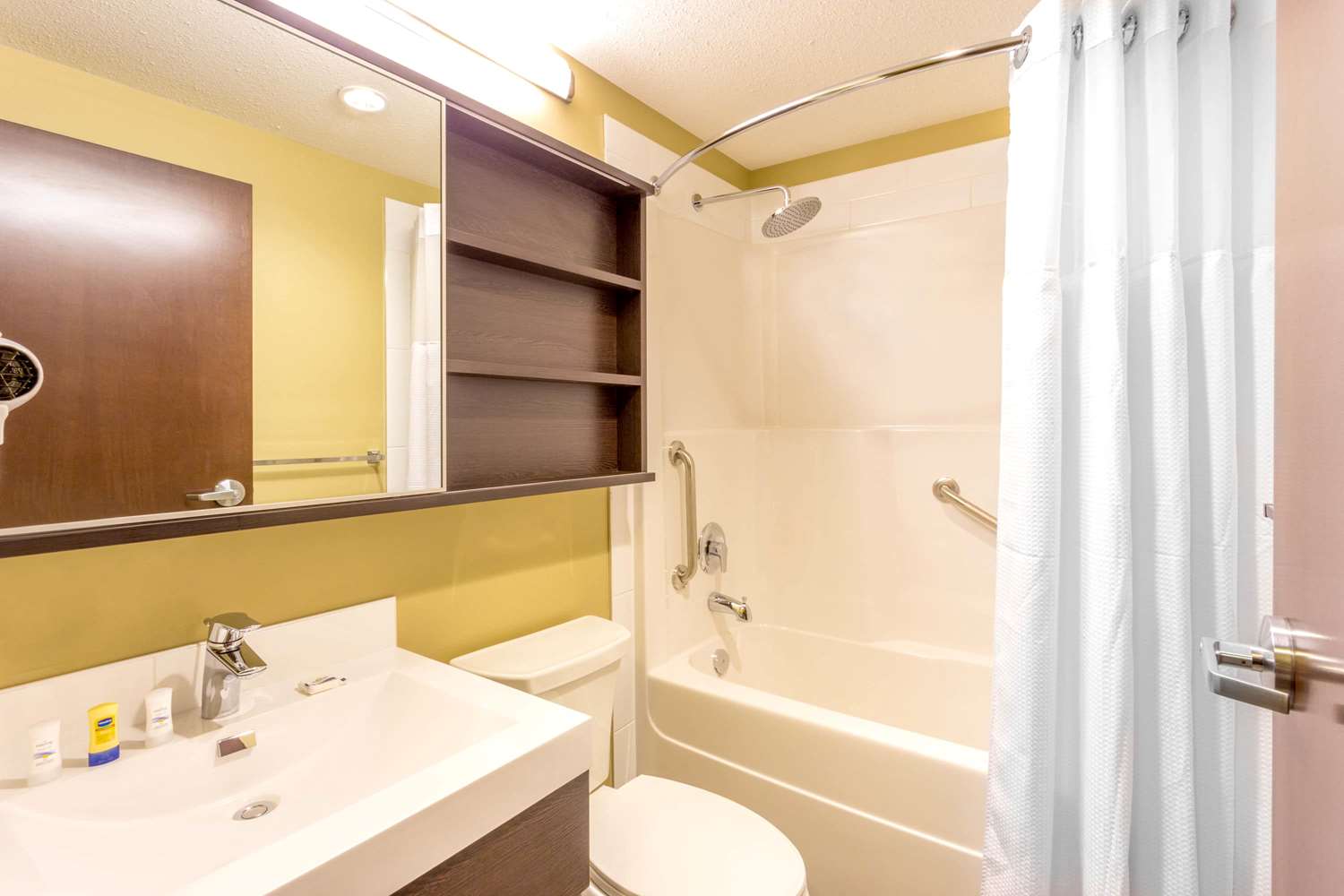 Microtel Inn And Suites By Wyndham Whitecourt 40/41