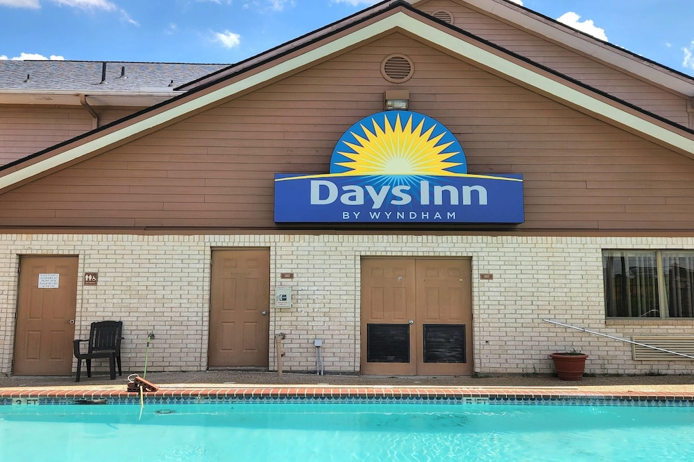 Days Inn by Wyndham Navasota 2/60
