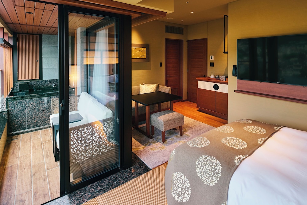 Premium, Queen Bed, Top Floor
