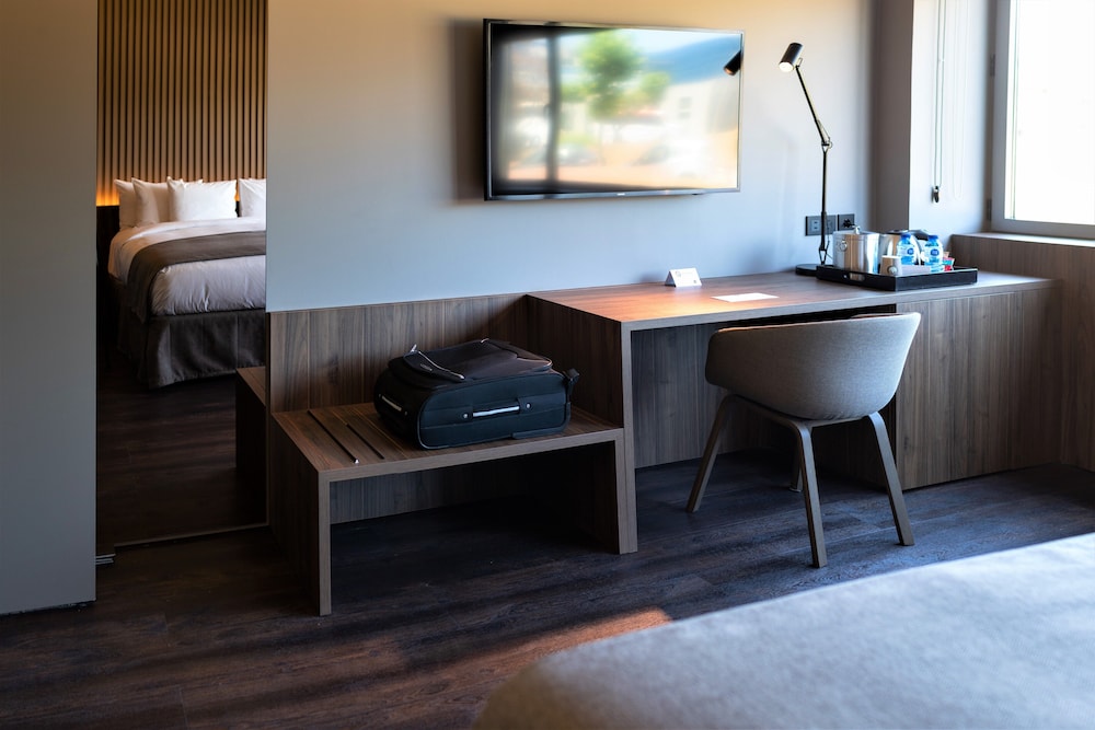 Barcelona Airport Hotel 75/86