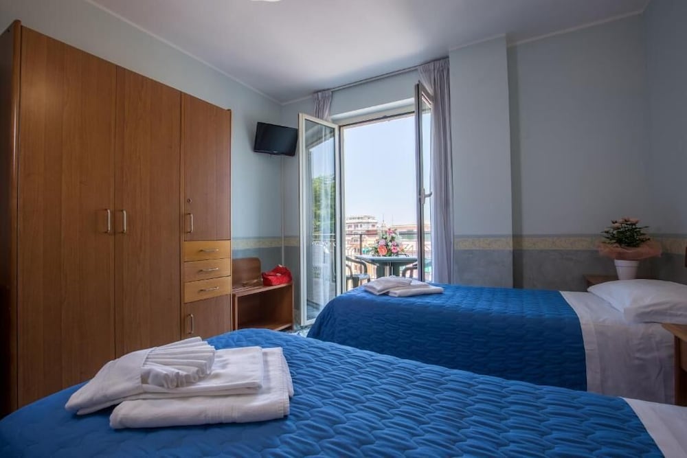ROOM, TWIN BEDS