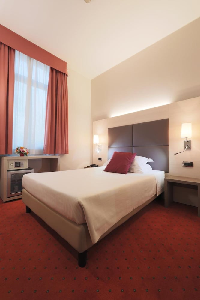 ROOM, SINGLE