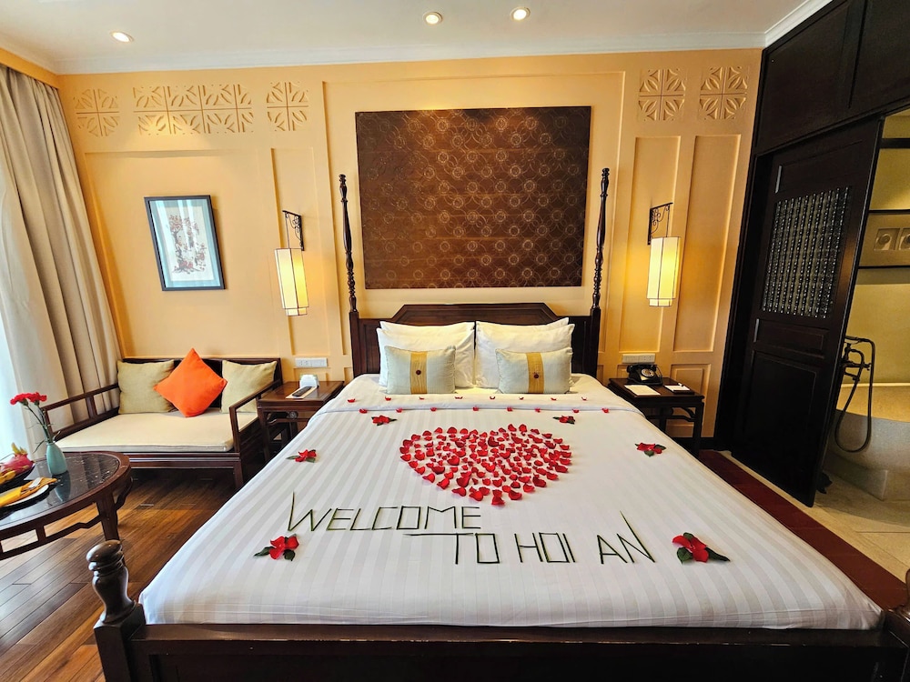 Little, Town, Suite, King Bed