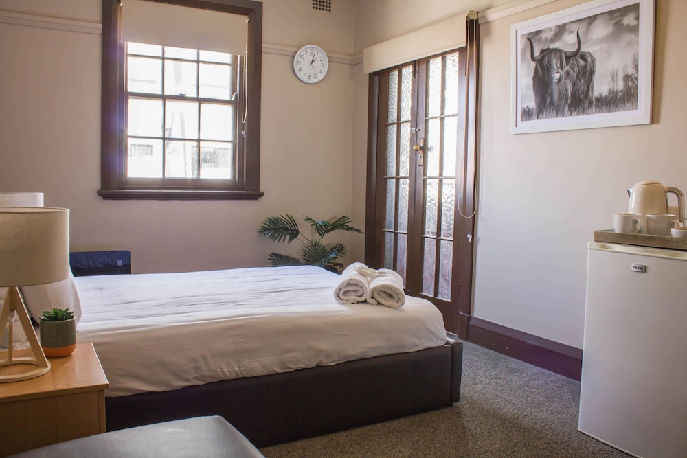 ROOM, DOUBLE BED