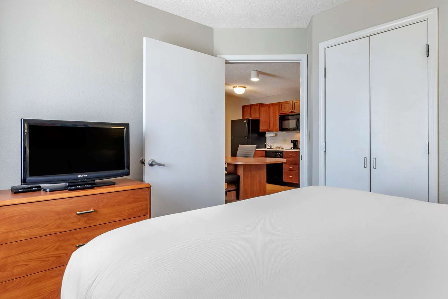 Efficiency, Suite, Queen Bed, Accessible