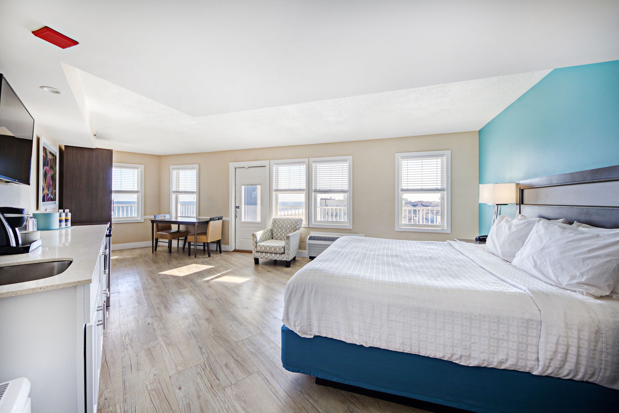 CAPTAINS, SUITE