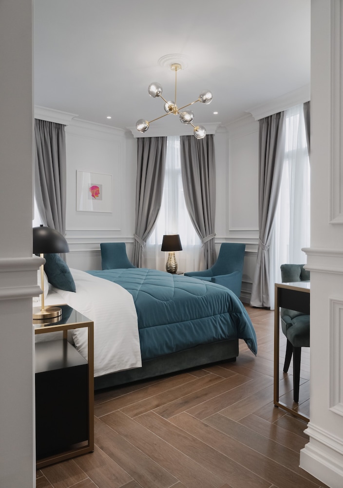 SUITE, CORNER