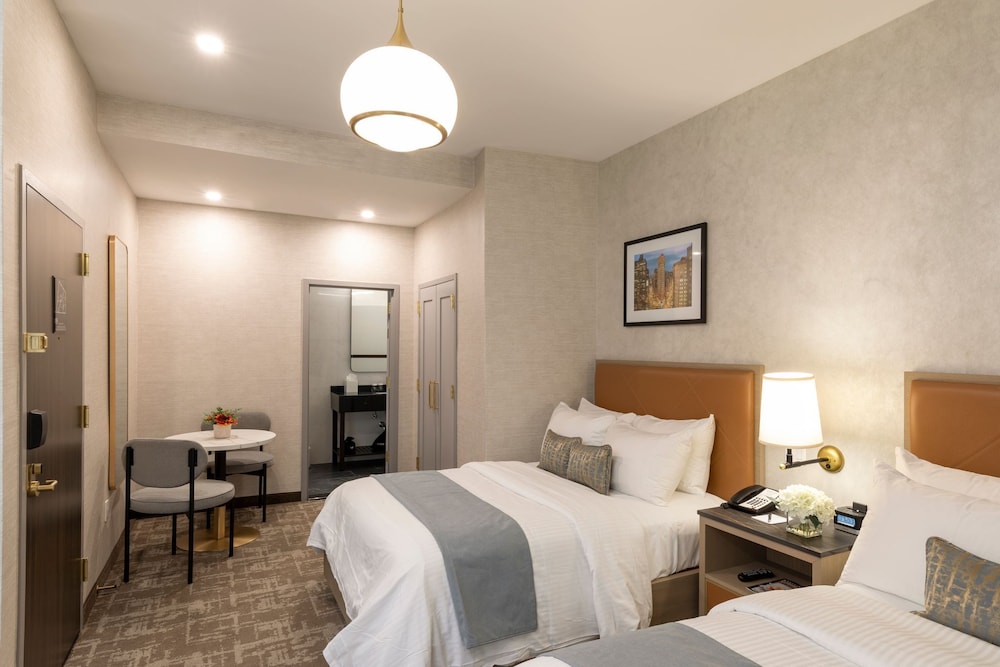 DELUXE, 2 DOUBLE BEDS