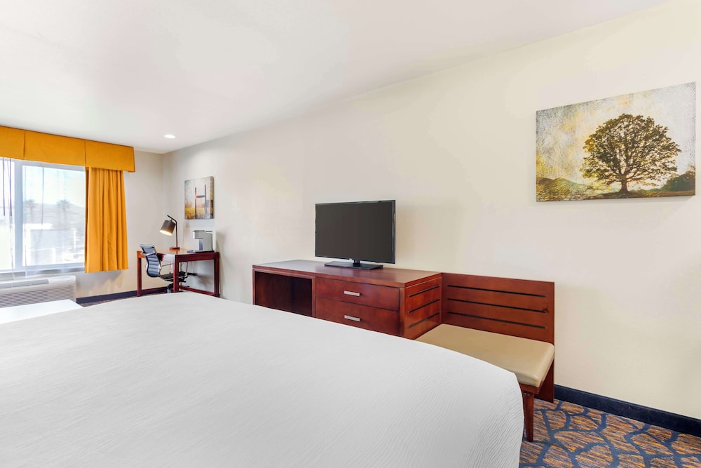 Standard, King Bed, Sofa, Best Western Plus Villa Del Lago Inn 2/3