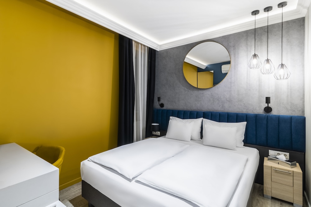 ROOM, DOUBLE BED