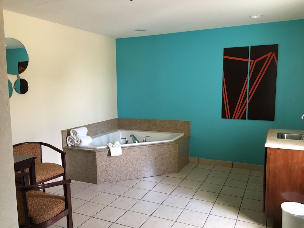 Howard Johnson by Wyndham Houma 18/36