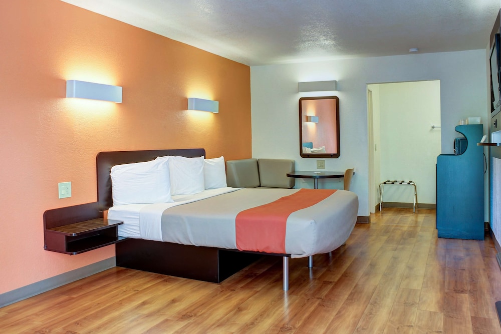 1 King Bed - Mobility Accessible Tub, Nsmk، Motel6 Bishop, CA 4/10