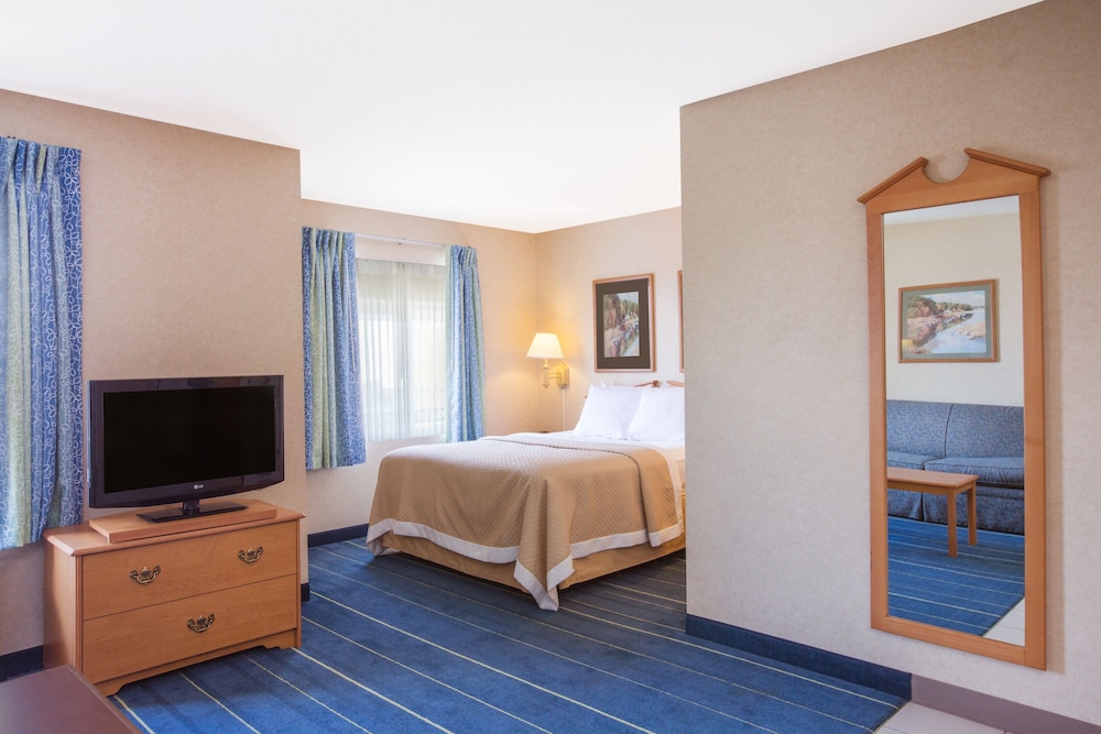 Efficiency, Standard, Queen Bed