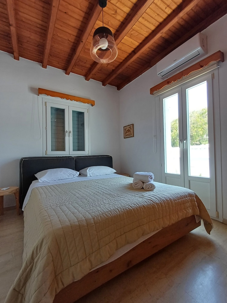 Manos Rooms 7/50