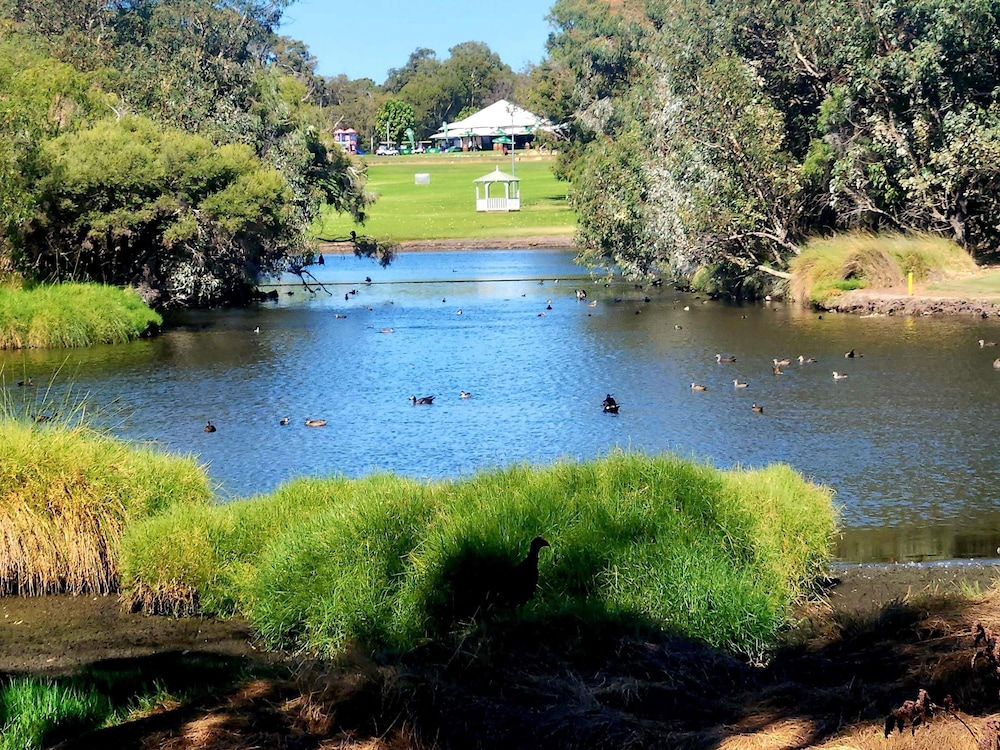 Mercure Bunbury Sanctuary Golf Resort 69/72