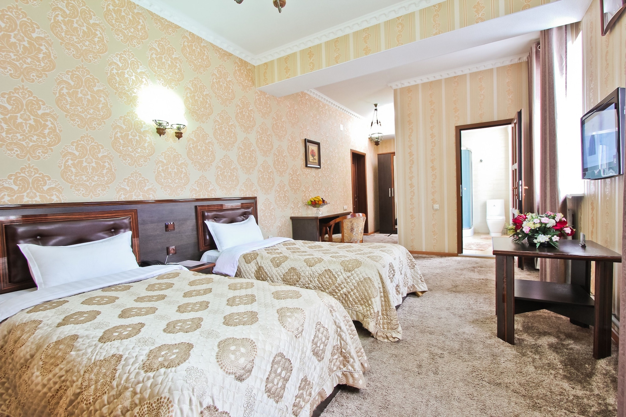 DELUXE, DOUBLE BED