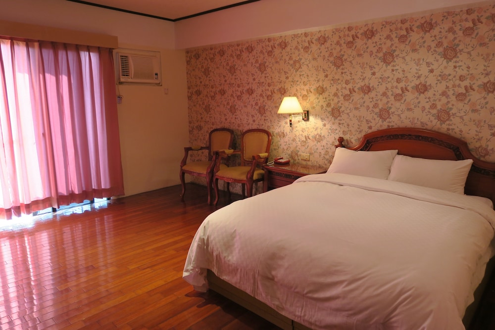 Champagne Hotel 14/36
