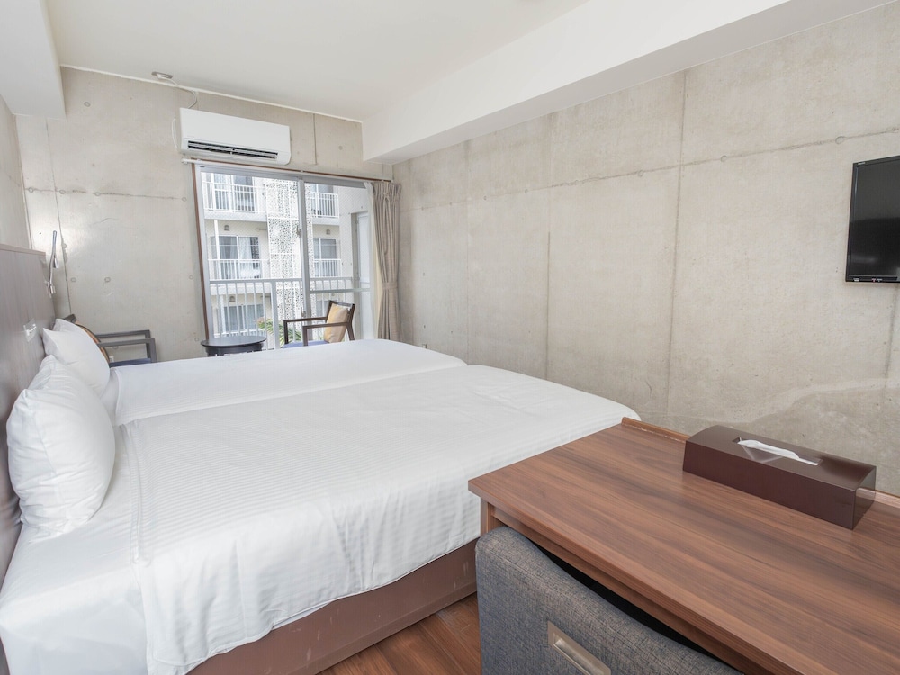 Adjoining, 4 Beds, Twin Beds, Kitchen, Lounge Access