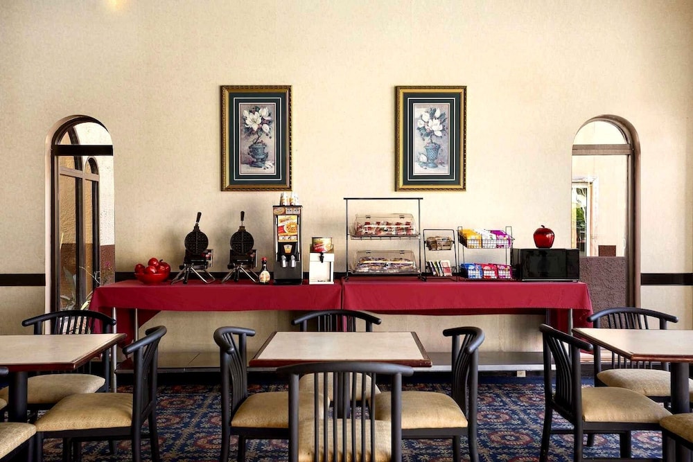 Cottonwood Suites Savannah Hotel and Conference Center 55/71