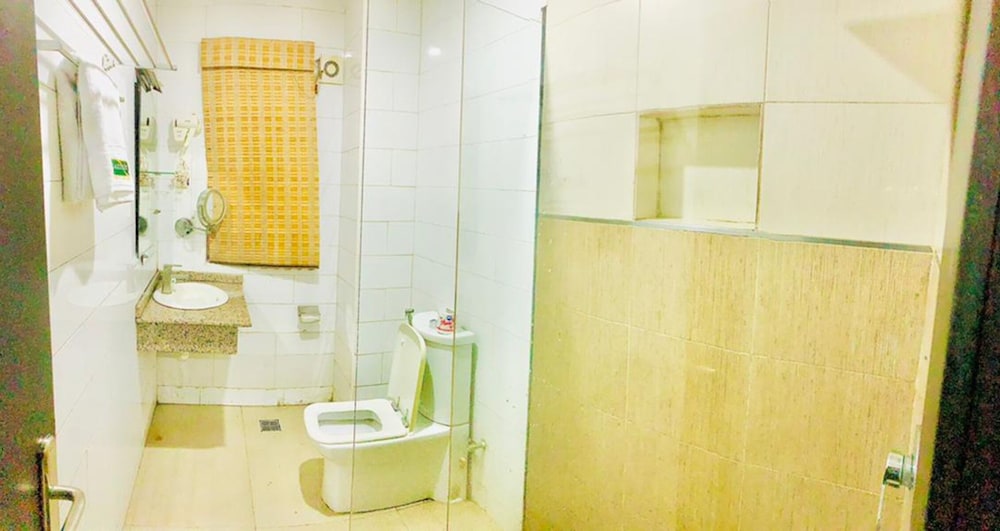 Oakspring Hotel &amp; Luxury Suites 50/50