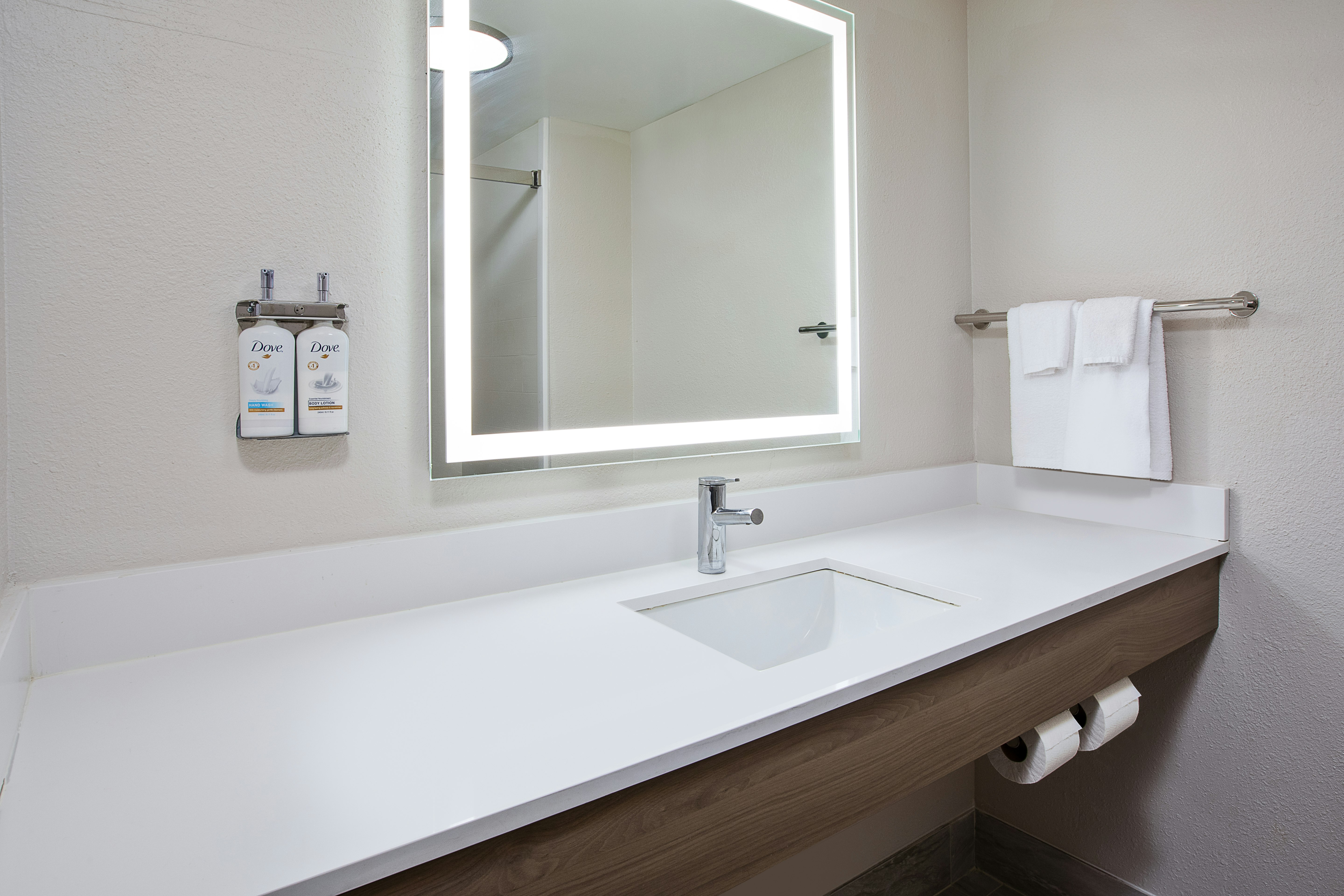 غرفة بسريرين كوين لذوي الإعاقة