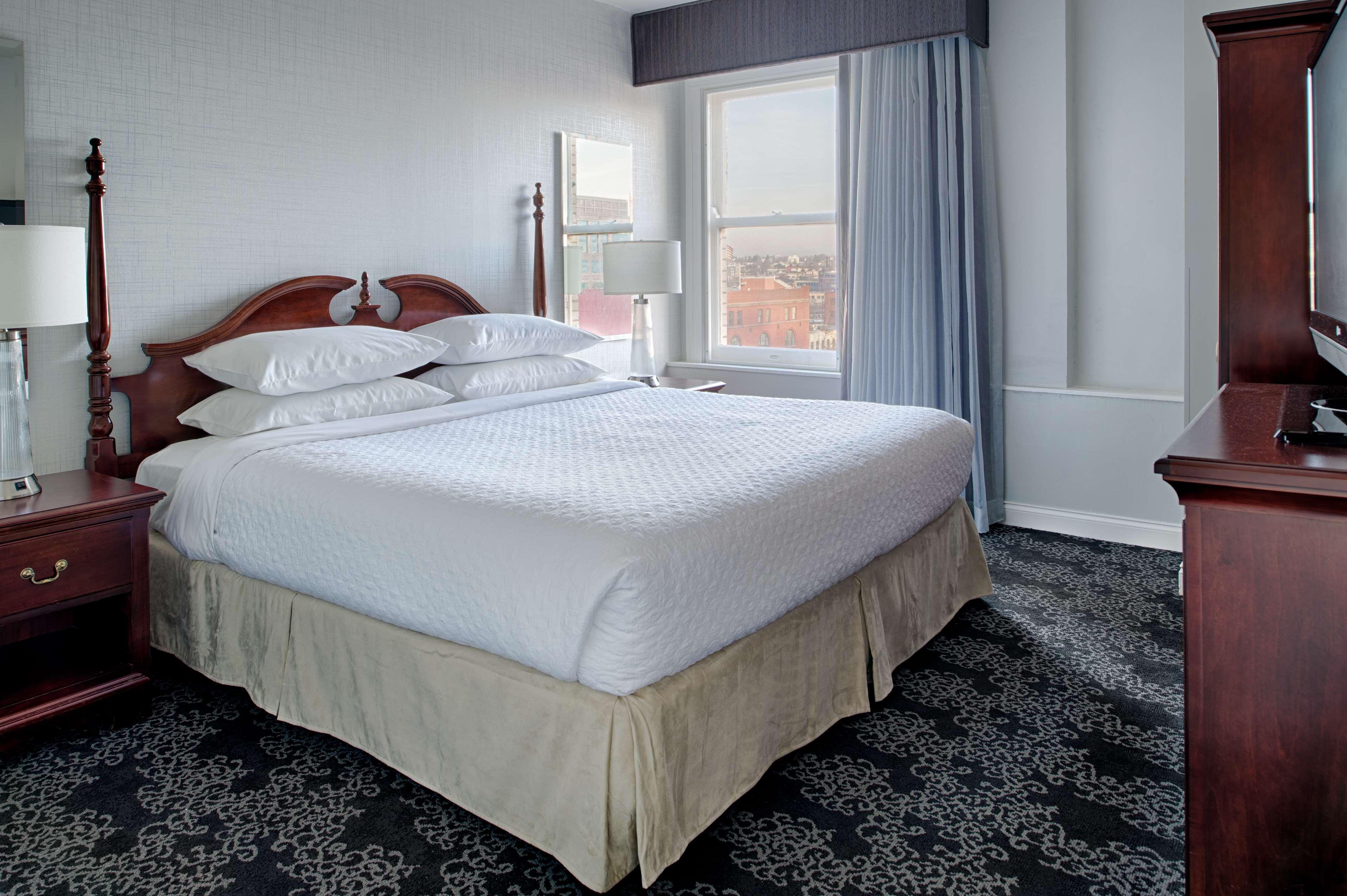 SUITE, 2 KING BEDS, 2 BATHROOMS, ACCESSIBLE