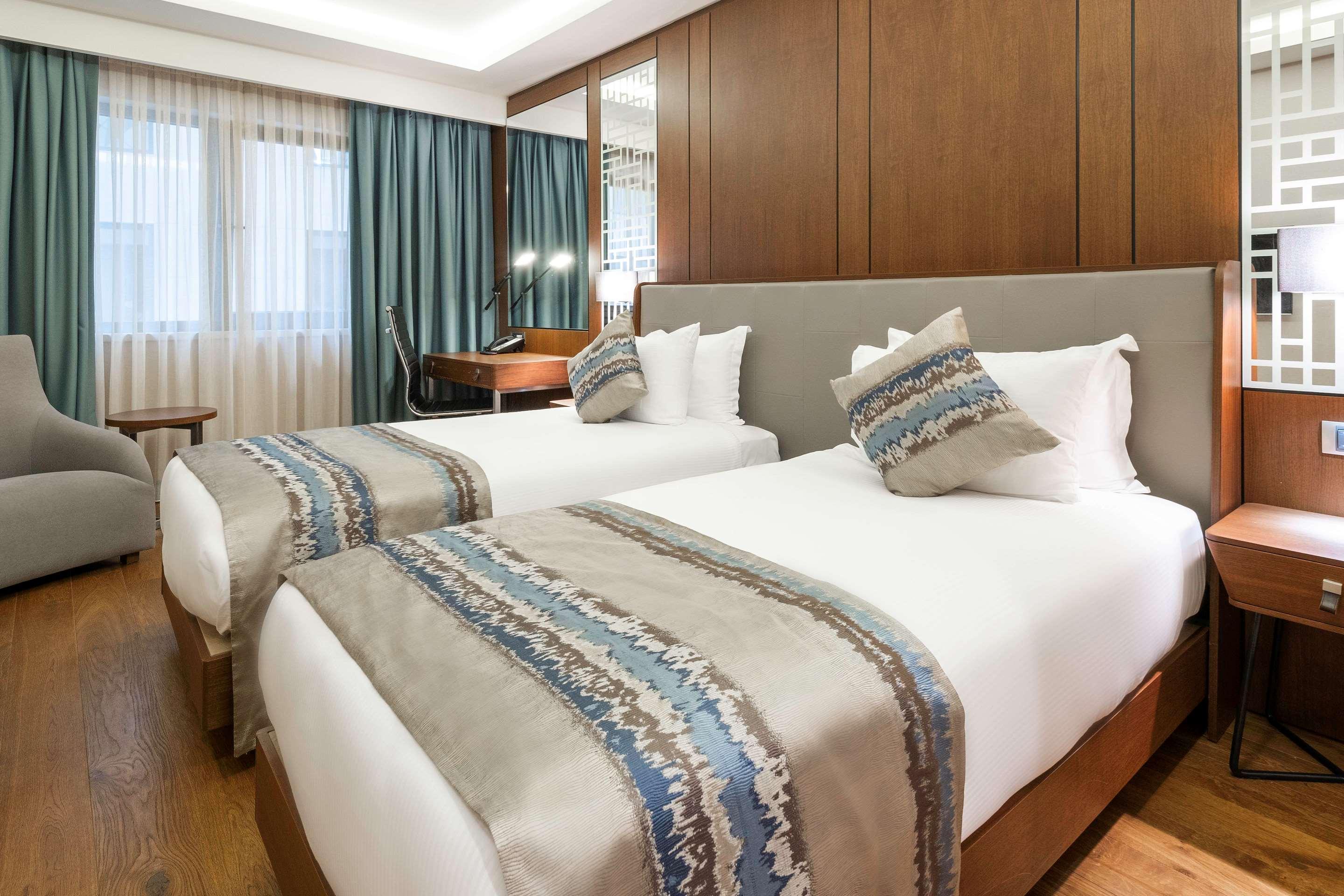 Standard, Twin Beds, Atrium View