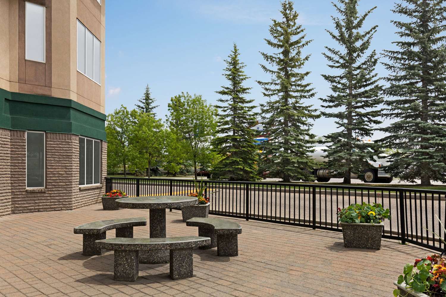 Super 8 by Wyndham Calgary Shawnessy Area 20/24